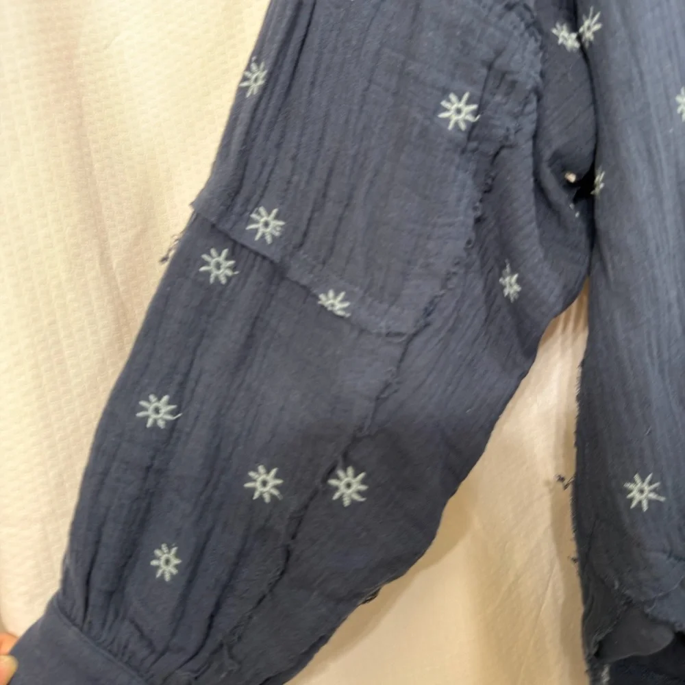 Easel Women's Navy‎ Button Down White Boho Embroidered Floral Chunky Shirt M EUC